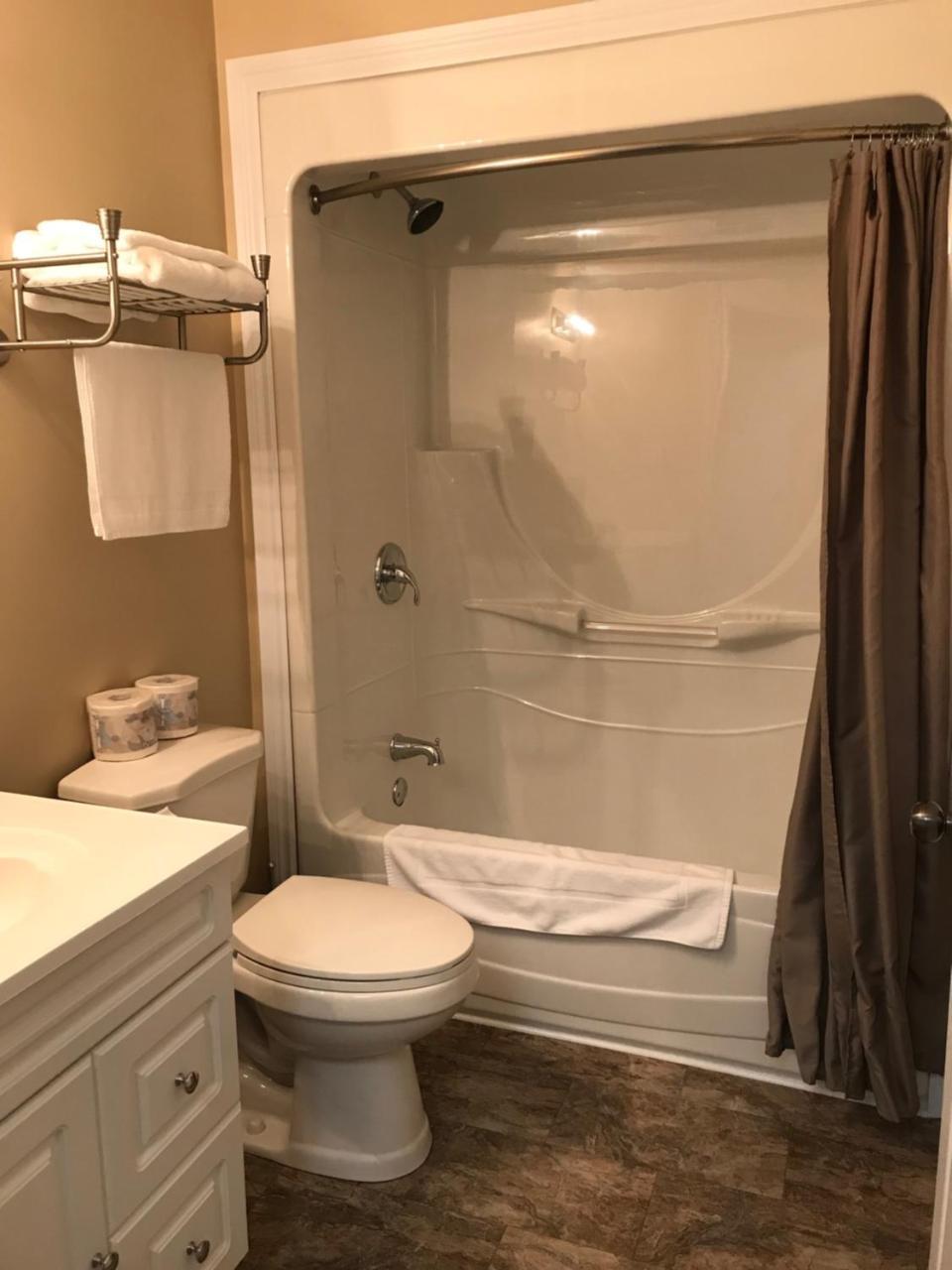 קלרנוויל Riverview Suites מראה חיצוני תמונה